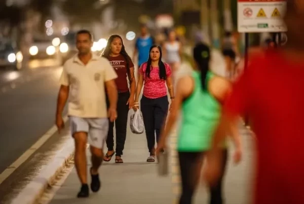 Aplicativo de relacionamentos sendo usado em smartphone