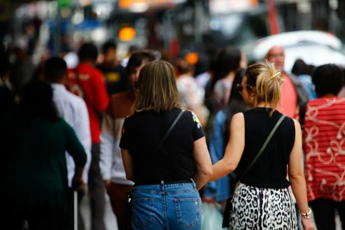 Equipe de marketing digital analisando conteúdo viral